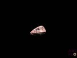 un gros plan d'un diamant rose sur fond noir