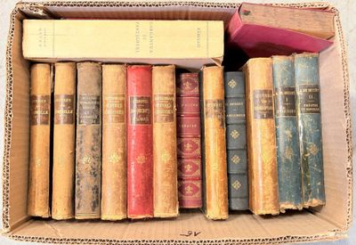 une boîte remplie de vieux livres posée sur une table