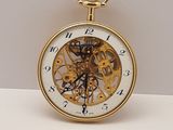 une montre de poche en or avec un cadran blanc et des aiguilles dorées