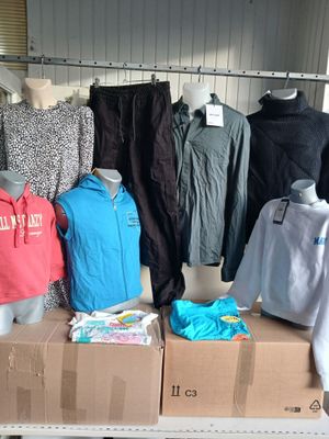 de nombreux vêtements exposés sur une table dans une pièce