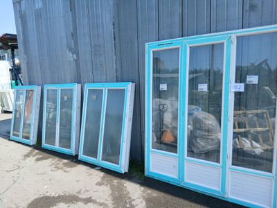 de nombreuses fenêtres situées à l'extérieur d'un immeuble