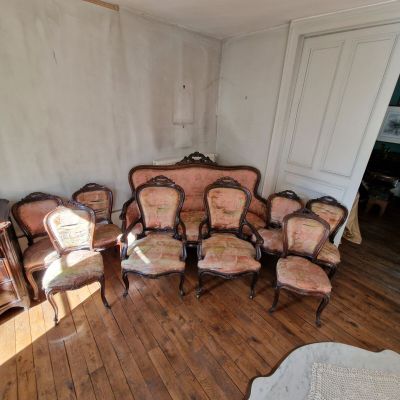 une pièce avec beaucoup de chaises et une table