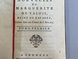 un livre ouvert sur une table blanche avec un ruban rouge