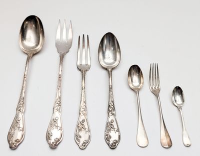 REUNION de 7 couverts en métal argenté divers modèles, Maîtr…