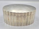 une boîte en argent posée sur une table