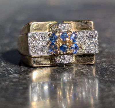 une bague en or sertie d'une pierre bleue et blanche