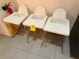 trois chaises hautes blanches avec une étiquette de prix dessus