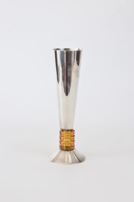 un vase en argent avec un socle doré sur fond blanc
