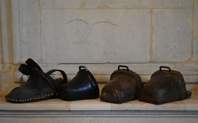 cinq paires de chaussures alignées sur un rebord