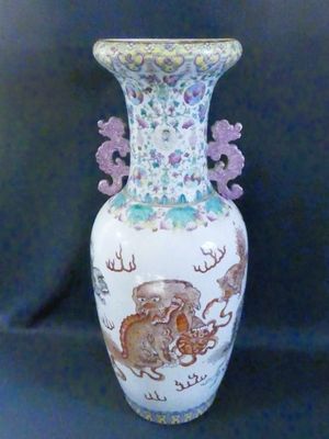 un vase orné d'une image de dragon