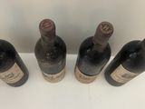six bouteilles de vin sont alignées sur une table