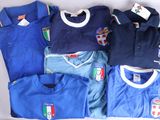tout un tas de maillots de foot différents disposés sur une table