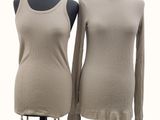 deux pulls pour femme posés sur un mannequin, sur fond blanc