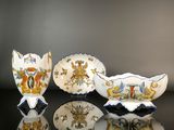 trois pièces de porcelaine sont posées sur une surface noire