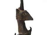statue en bronze représentant un oiseau au long cou posé sur un rocher