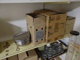 de nombreuses boîtes et récipients sur les étagères de la cuisine