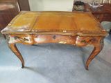 une table en bois avec deux tiroirs dans une pièce