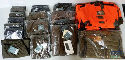un tas de vêtements posés sur une table