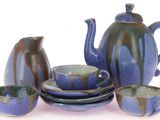 un service à thé bleu et marron, avec tasses et soucoupes