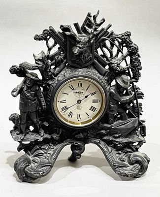 une horloge posée sur une table