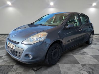 la photo d'une voiture bleue garée dans un garage