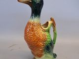 un canard en céramique posé sur une table