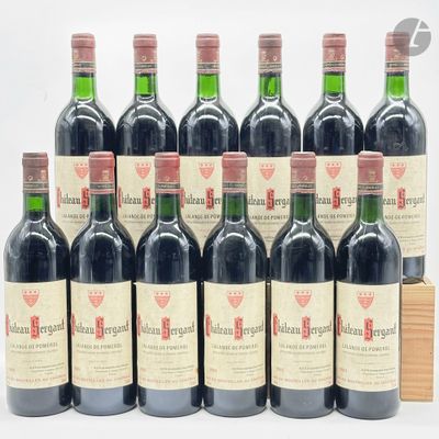 six bouteilles de vin rouge sont alignées
