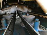 un gros plan d'une machine en train de travailler sur une pièce d'équipement