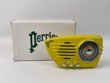 une radio jaune posée à côté d'une boîte