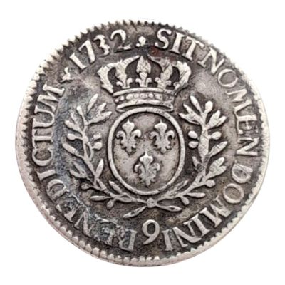 gros plan d'une pièce de monnaie surmontée d'une couronne