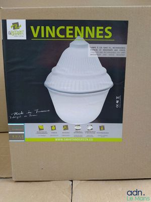 une image représentant une boîte contenant un récipient blanc