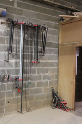 une pièce où sont accrochés tout un tas d'outils au mur