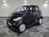 une photo d'une Smart dans un showroom
