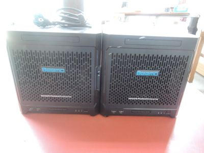 deux serveurs informatiques noirs posés sur une table rouge