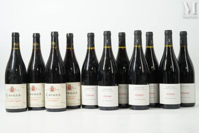 six bouteilles de vin sont alignées sur une table