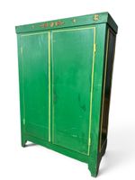 Armoire en pin peinte en vert, ornements de bronze d'époque …