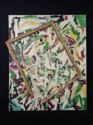 une photo d'une œuvre d'art posée sur une table