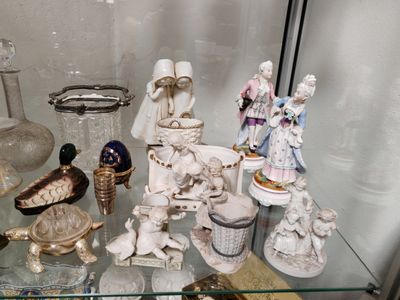 de nombreuses figurines exposées dans une vitrine