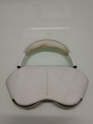 un sac à main blanc avec une poignée noire sur un fond blanc