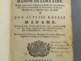 un livre ouvert dont la couverture est ornée d'une image de lion