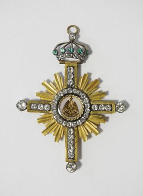 un gros plan d'une croix surmontée d'une couronne