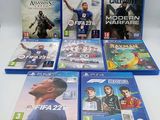 une pile de jeux vidéo posée sur une table