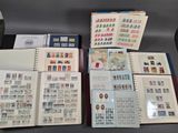 de nombreux types de timbres différents sur les pages d'un livre
