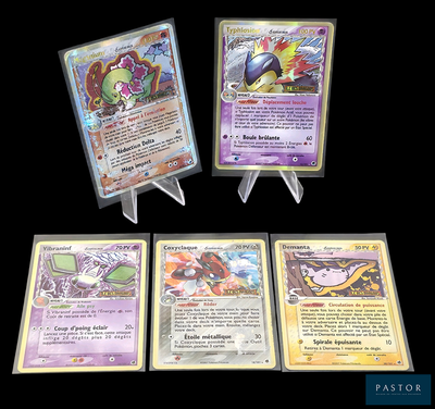 quatre types différents de cartes Pokémon exposées sur un fond noir