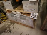 un grand nombre de cartons posés sur le sol