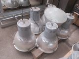 de nombreuses lampes posées sur une palette dans une pièce