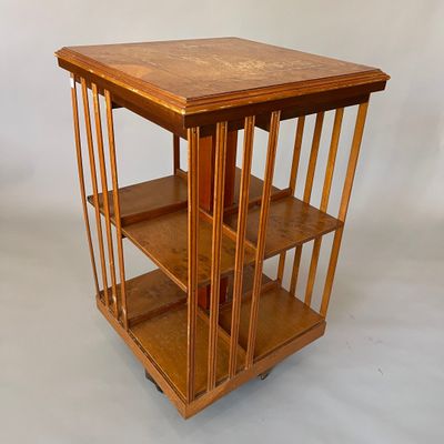 une petite table en bois surmontée d'une étagère