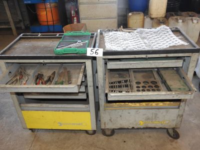 deux tiroirs métalliques contenant des outils, dans un garage