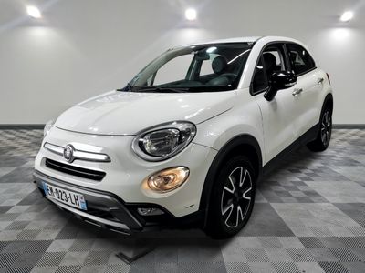 la petite voiture blanche est garée dans la pièce au sol en damier