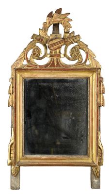 un miroir avec un cadre doré sur lequel est représenté un oiseau